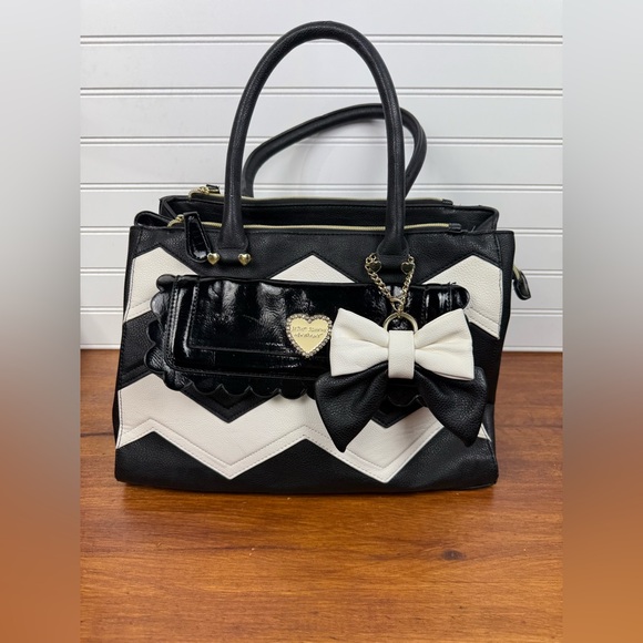 Betsey Johnson Handbags - Betsey Johnson black & white shoulder chevron handbag purse with bow accent.